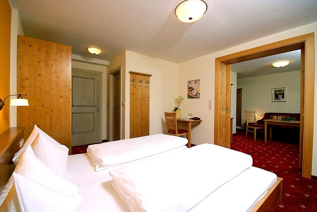 Hotel Maximilian Mayrhofen Quarto foto