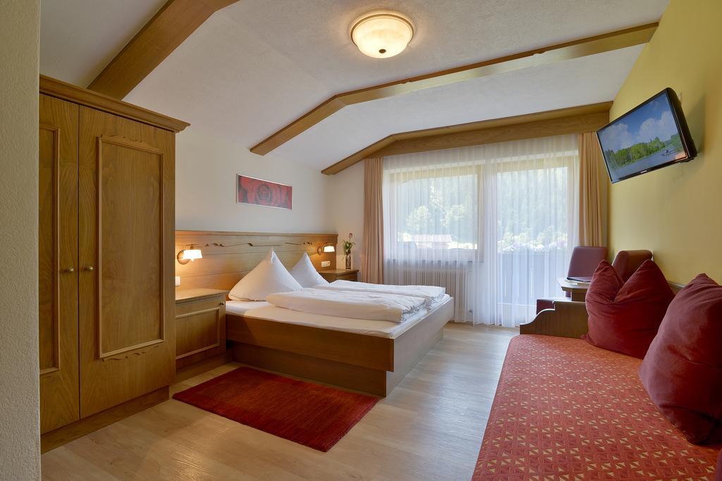 Hotel Maximilian Mayrhofen Quarto foto